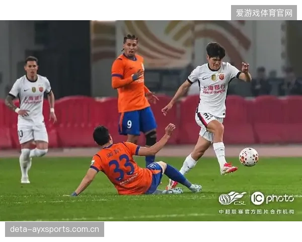 球队过于依赖定位球和远射，缺乏阵地战渗透能力，进攻手段单一化问题亟待解决。