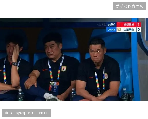 徐正源高压防反迎战韩鹏传控足球，两代教练的战术博弈将决定半程冠军归属。